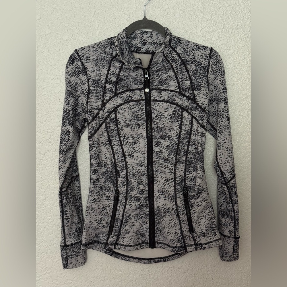 Lululemon Define Jacket “Luon Spray Jacquard White Black". Best for 4 or 6. EUC